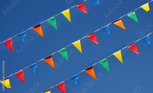 Photo: Blauer Himmel und bunte Fähnchen an der Leine Blauer Himmel und bunte Fähnchen an der Leine