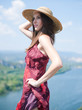 portrait d'une jolie femme au chapeau