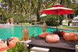 Salon de jardin au bord d'une piscine