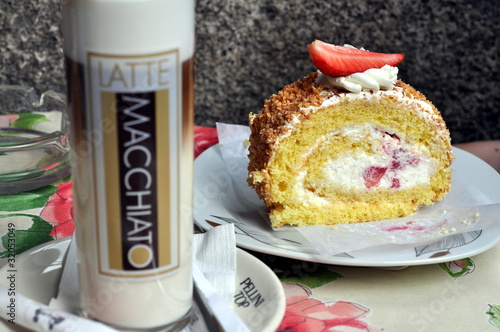 Foto: Erdbeersahnerolle mit Latte Macchiato Erdbeersahnerolle mit Latte Macchiato
