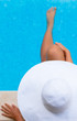 frau entspannt am pool