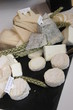 Fromage de chèvre sur un plateau