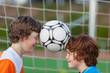 zwei freunde beim fußballtraining