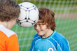 zwei freunde mit fußball