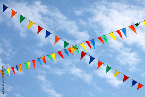 Photo: Fähnchen an der Leine am blauen Himmel mit Wolken Fähnchen an der Leine am blauen Himmel mit Wolken