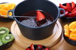 inzuppare una fragola nel cioccolato