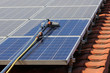 Foto: Säubern von Solarmodulen Säubern von Solarmodulen