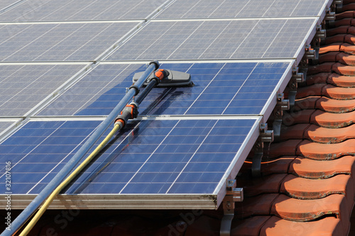 Foto: Säubern von Solarmodulen Säubern von Solarmodulen