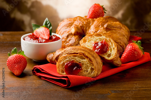 Photo: Croissant farcito alla marmellata di fragole Croissant farcito alla marmellata di fragole