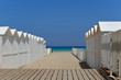 Spiaggia con cabine bianche