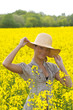 Junge Frau im Rapsfeld