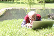 Alter Mann arbeitet mit dem Laptop im Grünen Alter Mann arbeitet mit dem Laptop im Grünen