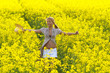 Junge Frau im Rapsfeld