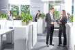 Kollegen kommunizieren im Büro Kollegen kommunizieren im Büro