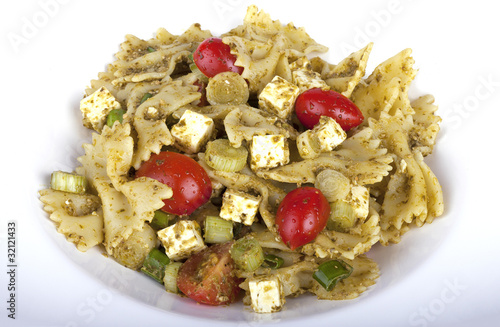Foto: Pesto Nudelsalat mit Lauchzwiebeln, Tomaten und Schafskäse Pesto Nudelsalat mit Lauchzwiebeln, Tomaten und Schafskäse