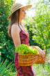 jolie femme dans le jardin