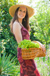 jolie femme souriante dans le jardin