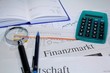 Finanzen Zeitung mit Taschenrechner