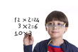 bambino che è  genio in matematica