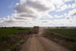 Camion tra i campi