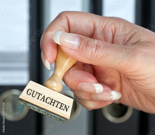 Foto: Gutachten - Stempel mit Hand Gutachten - Stempel mit Hand