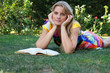 Lesen im Gras