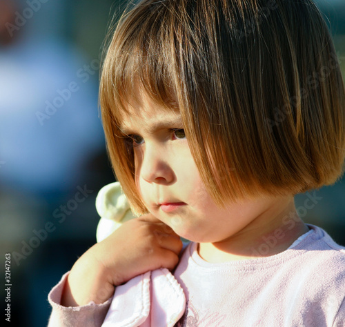 Photo: enfant avec son doudou enfant avec son doudou