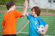 Photo: zwei fußballer klatschen ab zwei fußballer klatschen ab