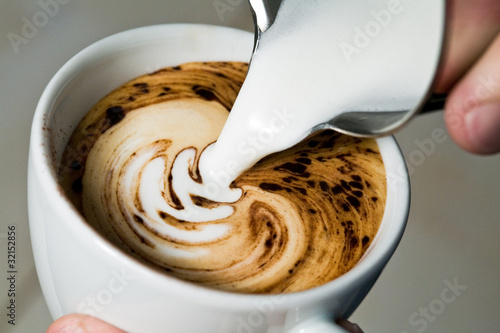 Foto: Latte Art - Milch eingießen/Farnblatt Latte Art - Milch eingießen/Farnblatt