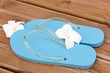 accueil avec sandales bleues et fleurs de frangipanier