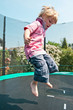 Junge auf dem Trampolin Junge auf dem Trampolin
