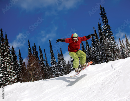 Foto: Snowboarder jumping Snowboarder jumping