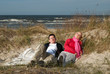 Foto: Paar in den Dünen entspannt Paar in den Dünen entspannt