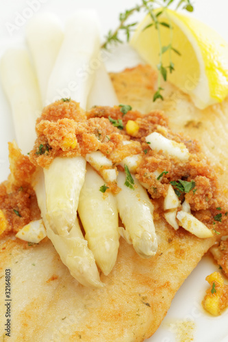Foto: Pangasiusfilet mit frischem Spargel und Polnischer Buttersoße Pangasiusfilet mit frischem Spargel und Polnischer Buttersoße