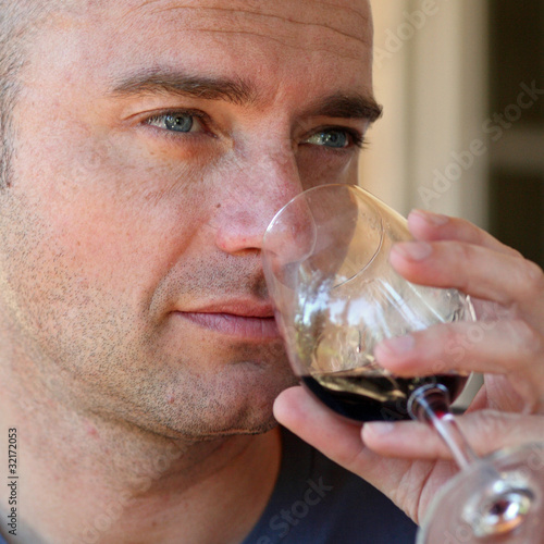 Photo: Homme dégustant un verre de vin rouge Homme dégustant un verre de vin rouge