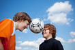 zwei freunde mit fußball