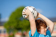 junger fußballspieler beim einwurf