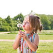 Mädchen mit Pusteblume