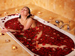 Frau entspannt in der Badewanne.