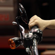 mano su manubrio moto