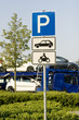 LKW parkt auf einer Rastanlage
