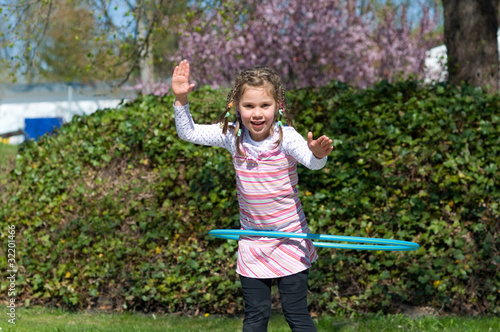 Photo: Mädchen spielt mit Hulahoop Mädchen spielt mit Hulahoop
