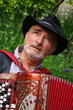 homme senior jouant de l'accordéon
