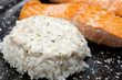 Saumon riz sauce basilic