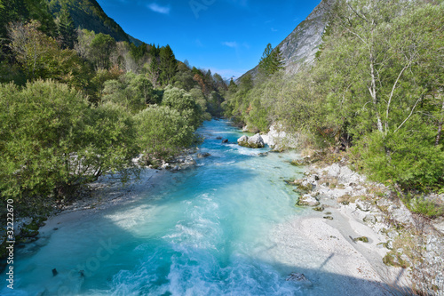 Foto: Beautiful turquoise mountain river Soca (Isonzo), Slovenia Beautiful turquoise mountain river Soca (Isonzo), Slovenia