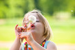 Foto: Mädchen mit Pusteblume Mädchen mit Pusteblume