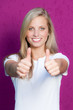 Photo: junge frau gibt motivierende handzeichen junge frau gibt motivierende handzeichen