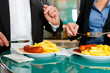 Paar beim Mittagsimbiss Currywurst