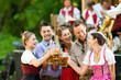 Im Biergarten - Freunde vor Blaskapelle