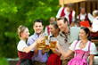 Im Biergarten - Freunde vor Blaskapelle